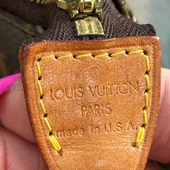 Beautiful 💯% authentic Louis Vuitton POCHETTE accessories monogram